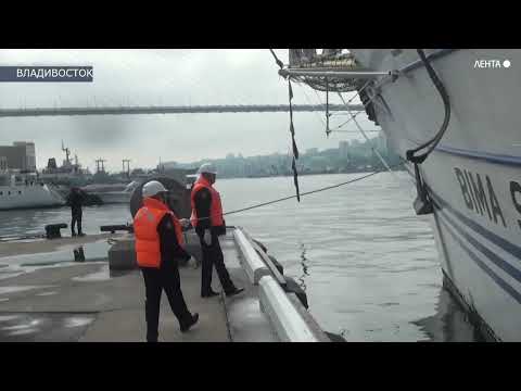 Учебный парусник ВМС Индонезии ушел из Владивостока