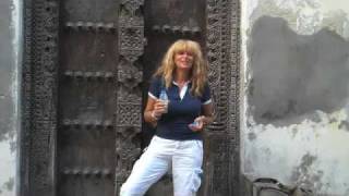 preview picture of video 'Sulla strada per Stone Town Zanzibar'