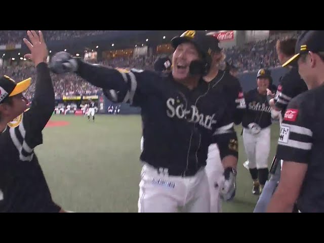 【5回表】勝ち越し弾で笑顔溢れる!! ホークス・甲斐拓也 バックスクリーンへの3ランHR!!  2023年7月26日 オリックス・バファローズ 対 福岡ソフトバンクホークス