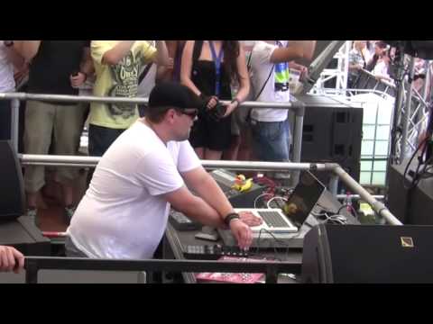 Reboot plays Caminando at Love Family Park 2010