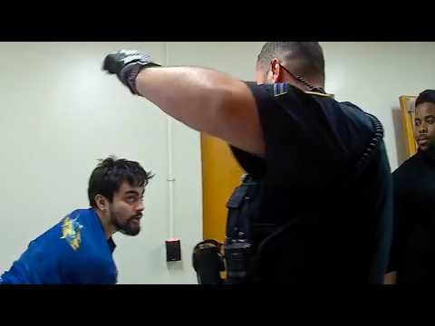 Gli agenti pensavano che fosse una normale chiamata domestica, finché non è scattato