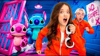 УБЕГАЕМ ОТ ЗЛОЙ СЕМЬИ СТИЧЕЙ В РОБЛОКС!😱КВИНКА И ФИЛ ПОПАЛИСЬ..😭