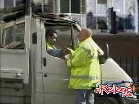 Mulher estacionando carro