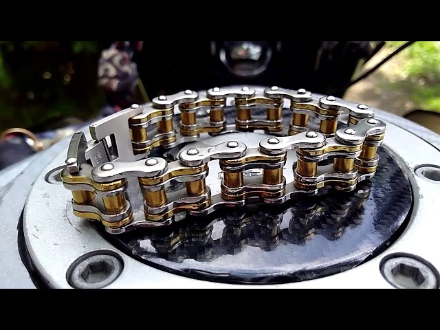 Vídeo relacionado con COOLSTEELANDBEYOND Hombre Grande Azul Acero Cadena Barbada Pulsera Brazalete con Fleur de lis y Cráneo, Biker Gótico, Espejo Pulido