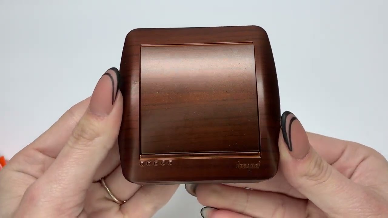 Вимикач накладний одноклавішний LEZARD Demet античний кедр IP20 711-0400-100 