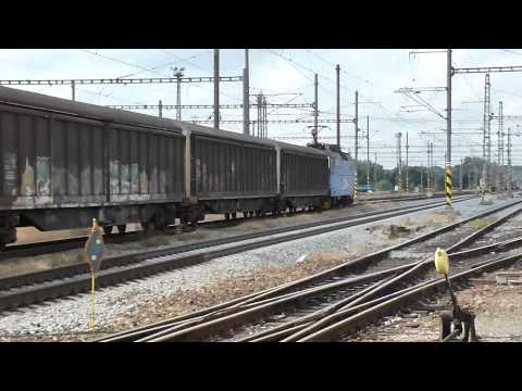 363.047-2 ČD Cargo s vlakem "Mattoni expres" křižuje s vlakem SC Pendolino