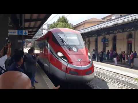 Aldo Berlinguer al primo passaggio del Frecciarossa ETR 1000