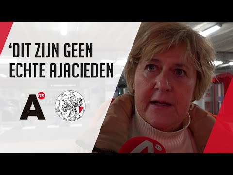 Ajaxfans balen van vuurwerk dat leidde tot staking wedstrijd