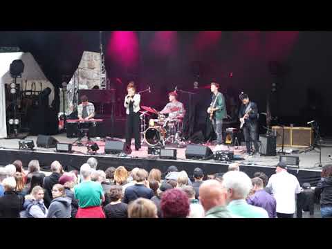 Daria and the Groove Foundation - I'd rather go blind (Live Support Tom Jones)