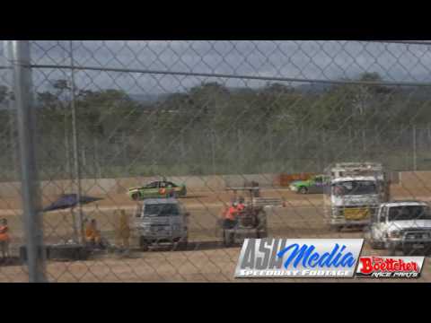 Modified Sedans: Manly and Vella Battle Again - Mareeba Speedway