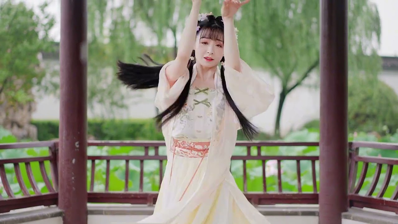 Traditional Hanfu Dancing - Flying Swallow