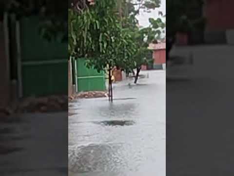 Moradores do Piscinão, no bairro Piauí, em Parnaíba, voltam a sofrer com alagamentos