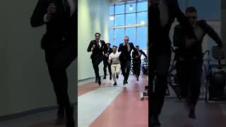 Download lagu Orang ini membawa pengawalnya ke pusat kebugaran… mp3