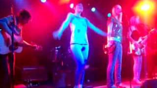 Tilly and the Wall - Rainbows In The Dark (live in Berlin)