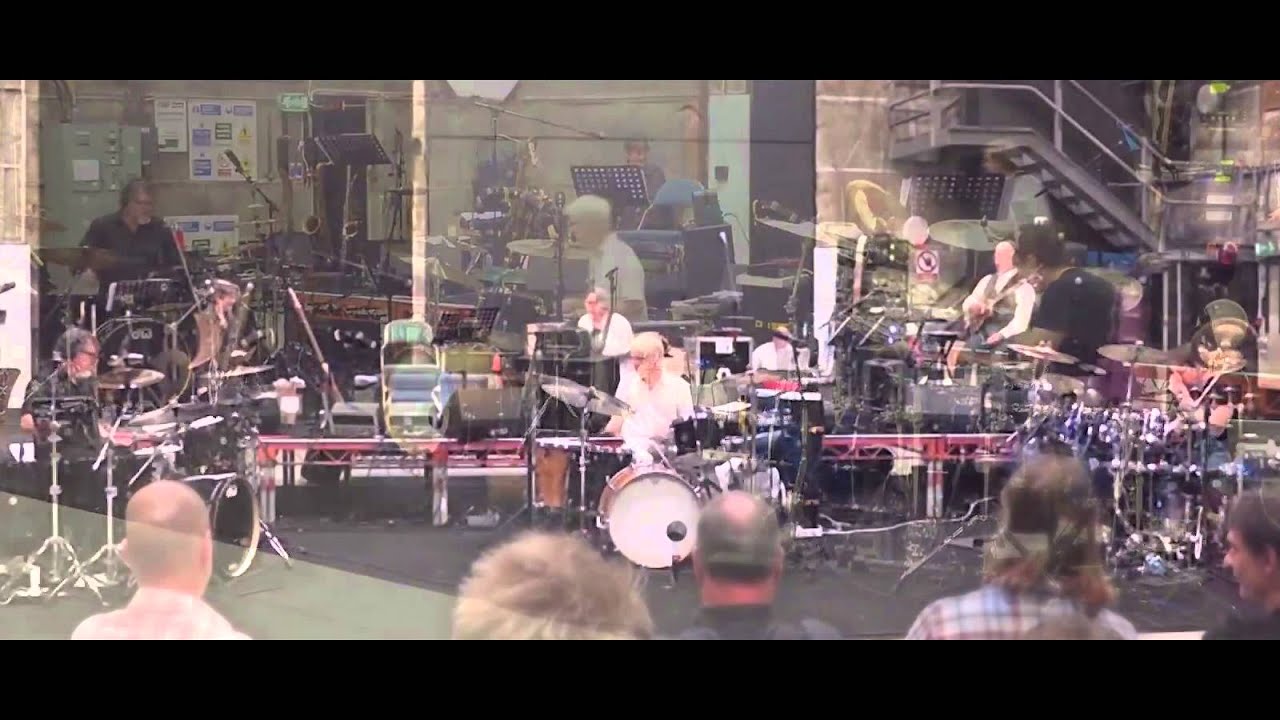 King Crimson drummers solo, Elstree, 2014 - YouTube
