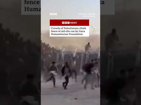 ガザの援助施設に殺到するパレスチナ人の群れの映像。#イスラエル #ガザ #BBCニュース (Video shows crowd of Palestinians rushing to aid site in Gaza. #Israel #Gaza #BBCNews)