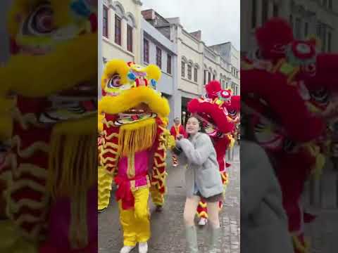 Welcome a lucky new year, check out the lion dance around the #Qinzhou old street.