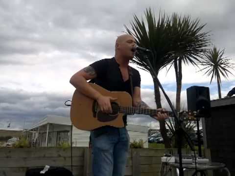 Shake It Out Acoustic Cover by Dave Lynas live@ The Rattler, South Shields