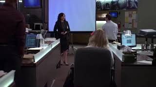 Penelope Garcia assiste avec les autres agents  un cours sur le harclement sexuel au travail.