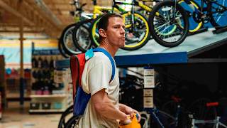 Ele Fugiu Da Prisão E Se Escondeu Em Uma Loja De Brinquedos Por Meses