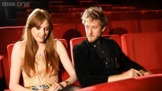 Introduction � Dinosaurs on Spaceship avec les acteurs