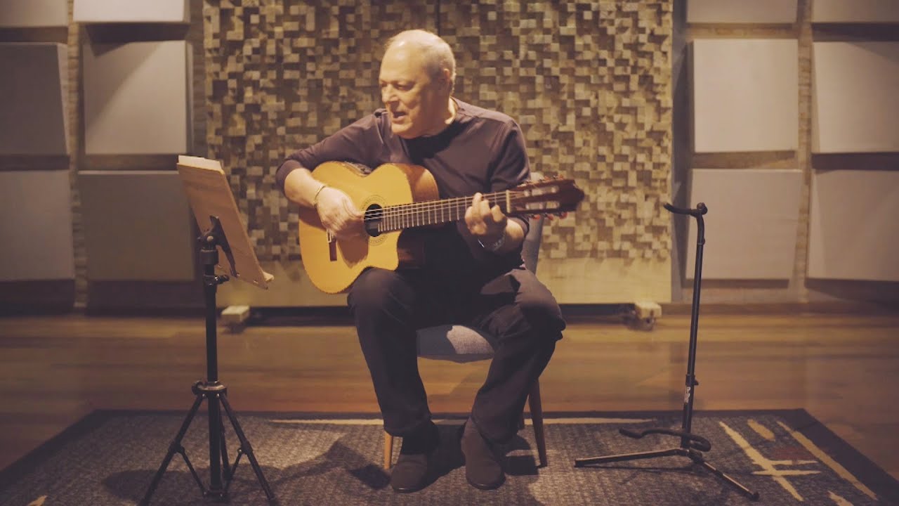 Toquinho canta versão da música “O caderno” em homenagem aos corretores de imóveis.