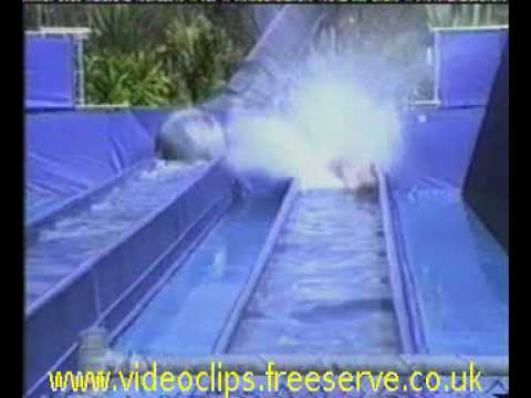 tragedia comica en un tobogan de agua