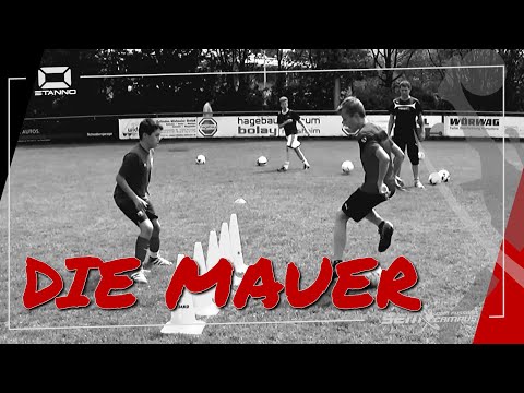 Die Mauer - SEM Fußballtraining - 2 017TE