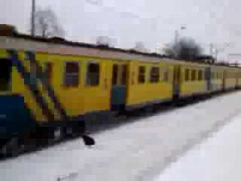2010-12-26 SKM Wejherowo-Nanice niebiesko-żółta strzała hamuje w śniegu
