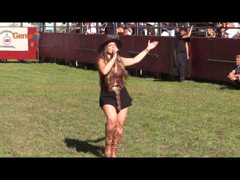 Singer CHEILA TEIXEIRA with the song "Mexe Que e' Bom" at the Festa Brava on GenteTV