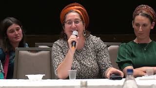 כנס תלמידי הרב שטיינזלץ תשפ"ב -רות ביג'ל מספרת על הרב שטיינזלץ (תלמידי הרב עדין אבן ישראל (שטיינזלץ) זצ"ל) - התמונה מוצגת ישירות מתוך אתר האינטרנט יוטיוב. זכויות היוצרים בתמונה שייכות ליוצרה. קישור קרדיט למקור התוכן נמצא בתוך דף הסרטון