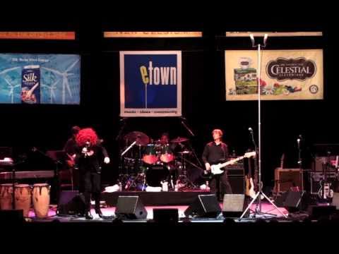 eTown webisode 36 - Cyndi Lauper performs "Shattered Dreams"