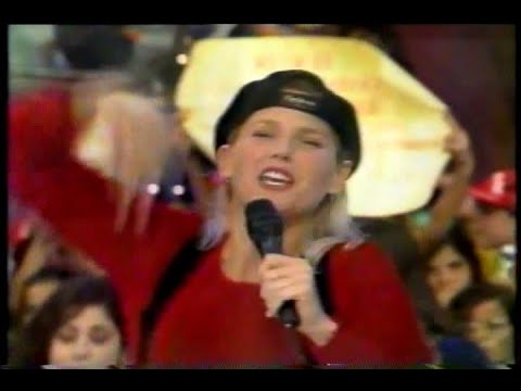 Xuxa cantando " Lá vai a Loura" no "Xuxa Park" | 1996