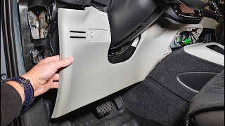 Volvo XC40 (2019-2025): Instrument Panel Lower Knee Bolster Panel Removal.