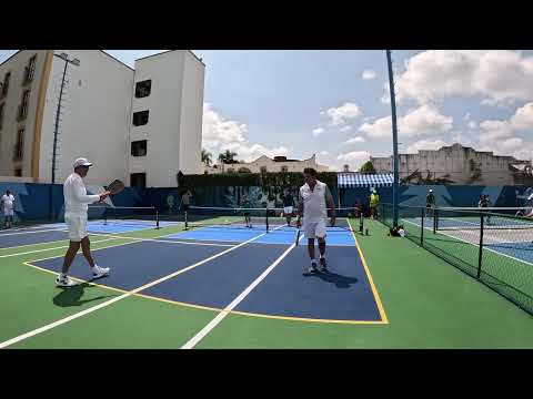 Roberto y Mariano (blancos) vs Jorge y Mati (verdes)