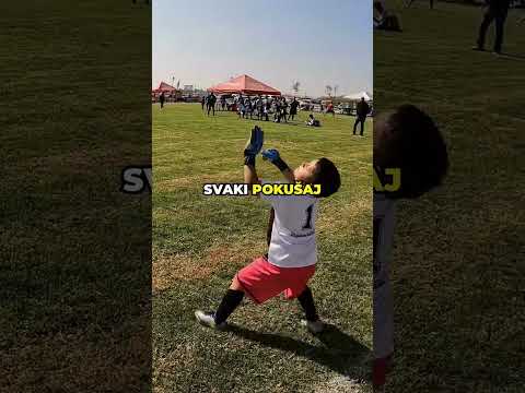 Svi su oduševljeni ovim malim golmanom