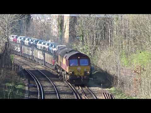 66088 drags Toyota cars away from Nunhead with 1 early tone (19/03/2022)