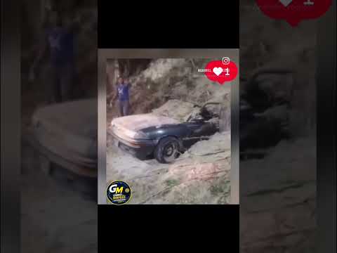Deslizamiento de tierra deja tres vehículos sepultados en la Colonia Tovar 🇻🇪