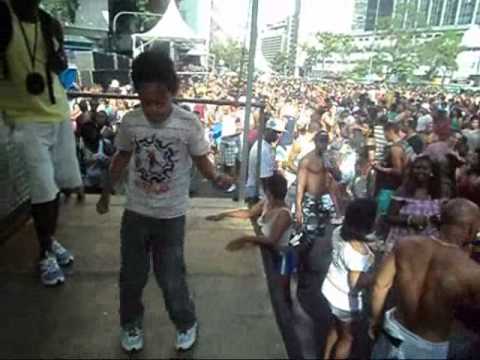 MC CLEITON DO QUEBRA TUDO - MEU SOBRINHO JORGE ARIEL DANÇANDO NO RIO PARADA FUNK 2011