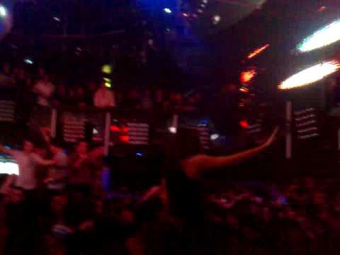 12/04/2009 Tiësto @ Queen (Paris) playing Calvin Harris - I`m Not Alone (Tiesto Remix)