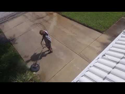 *TIMELAPSE* How a Professional should pressure wash a driveway.