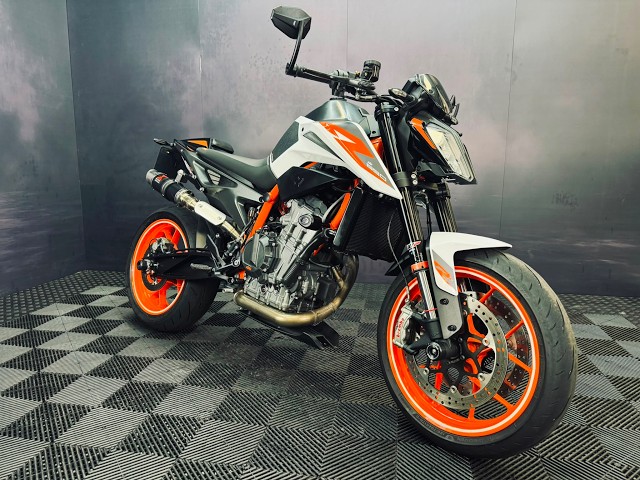 890 DUKE R