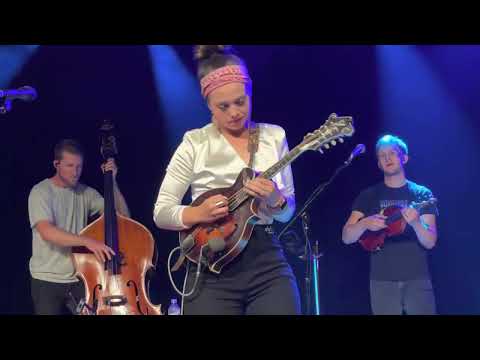 I Feel the Blues Moving In. Sierra Hull at Off The Rails in Worcester Mass, July 28, 2022