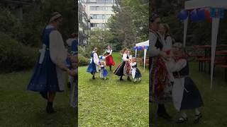Zuckersüß: Auftritt der Siebenbürgisch-Sächsischen Kindertanzgruppe München