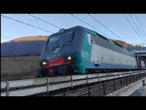 E405.07 traina merci con carri aperti Eanos in corsa