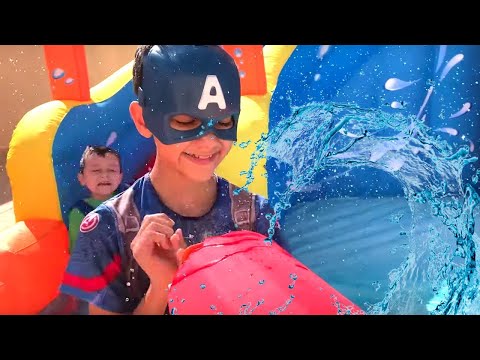 Rodrigo e Gustavo Fingem Brincar de Capitão América Marvel no Toboágua Inflável em Missão de Resgate