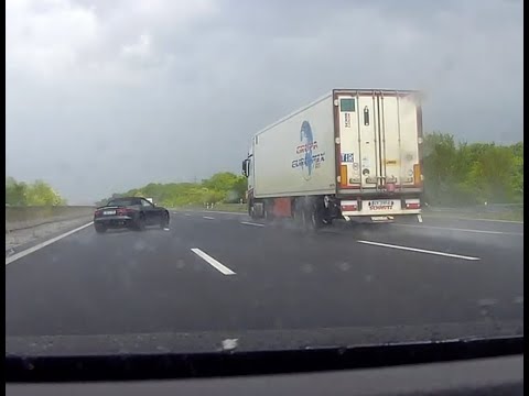 Das war knapp!! Aquaplaning auf der Autobahn - Jaguar F Type driftet und fängt sich wieder