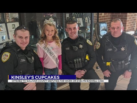 當地兒童向協助處理Evelyn Boswell案件的副手贈送紙杯蛋糕 (Local child gives cupcakes to deputies helping with Evelyn Boswell case)
