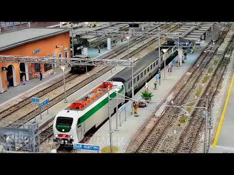 Layout ferroviário modelo com trens italianos de alta velocidade (Treni in Transito: Plastico HO Trenitalia)