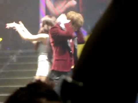 111205 United Cube London O2 Concert - Beast Hyunseung and 4Minute Hyuna - Trouble Maker Fancam
